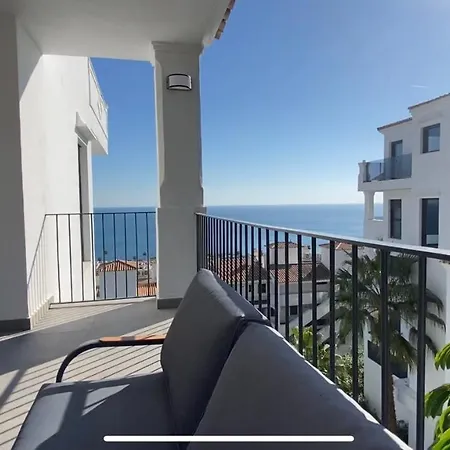 Luxurious With Seaview In Sunny Apartment *