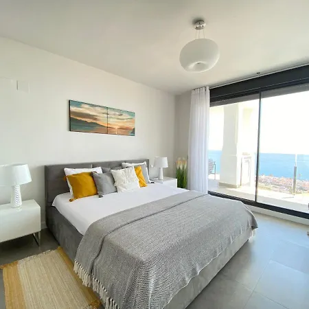 Luxurious With Seaview In Sunny Apartment